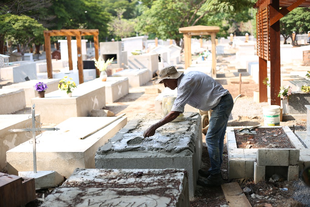 Cemitério de Sinop passa por limpeza para o Dia dos Finados