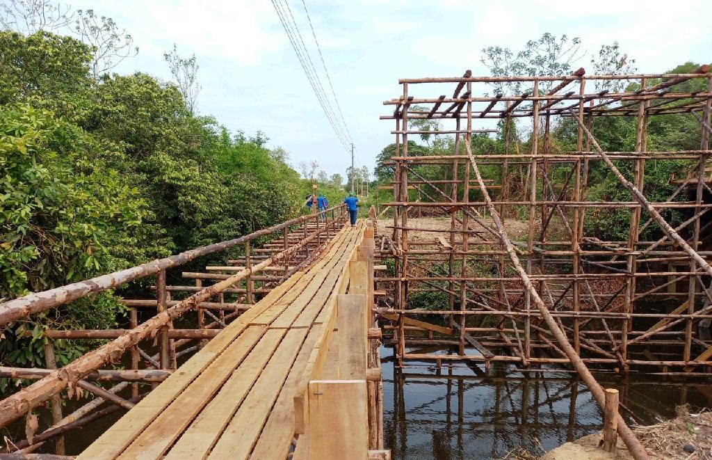 Ponte sobre o Rio Bandeira passa por reconstrução em concreto
