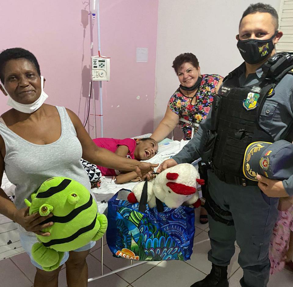 Jovem com paralisia cerebral emociona policiais ao doar brinquedos para campanha
