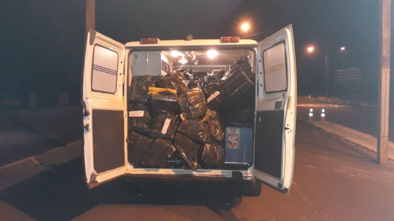 Traficantes são presos com mais de 1,5 tonelada de maconha em ambulância