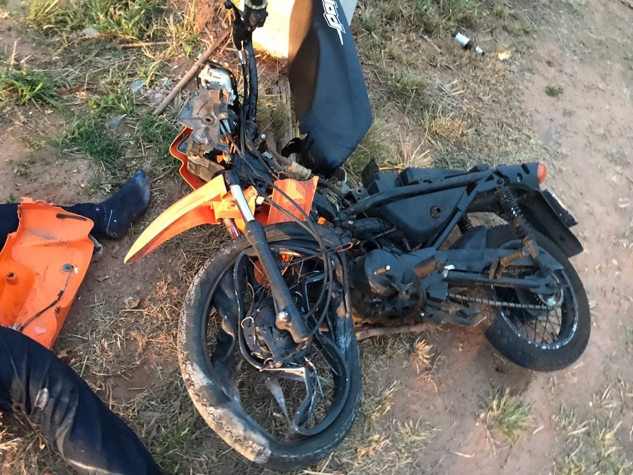 Jovem morre ao colidir motocicleta contra poste de concreto