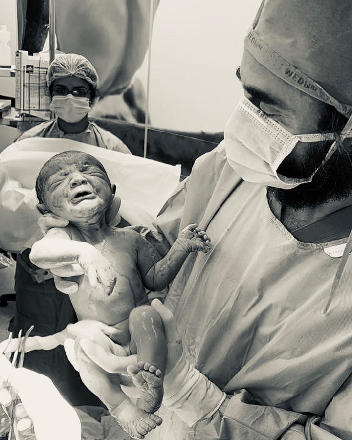 A foto de um bebê arrancando a máscara de proteção facial de um médico, ficou famosa após uma publicação no Instagram. O caso aconteceu nos Emirados Árabes