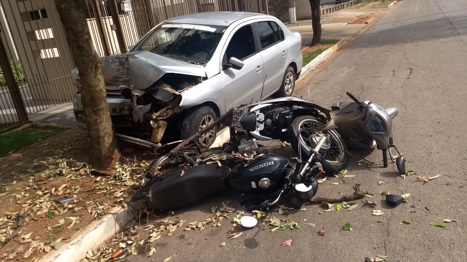 Motocicletas estacionadas são atingidas por veículo desgovernado