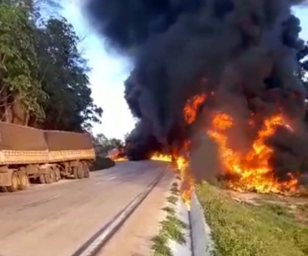 Motorista morre carbonizado após caminhão tanque explodir