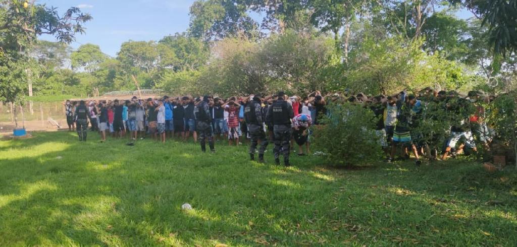 Policiais descobrem 'Festa Rave' com 600 pessoas e apreende droga