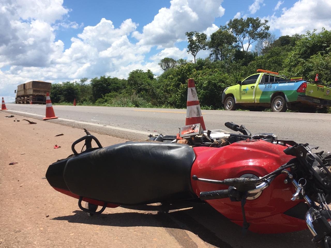 Motociclista bate em carreta e morre ao ser atingido por Gol