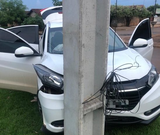 Veículo aciona Airbag e mulher sai ilesa após bater em poste de concreto