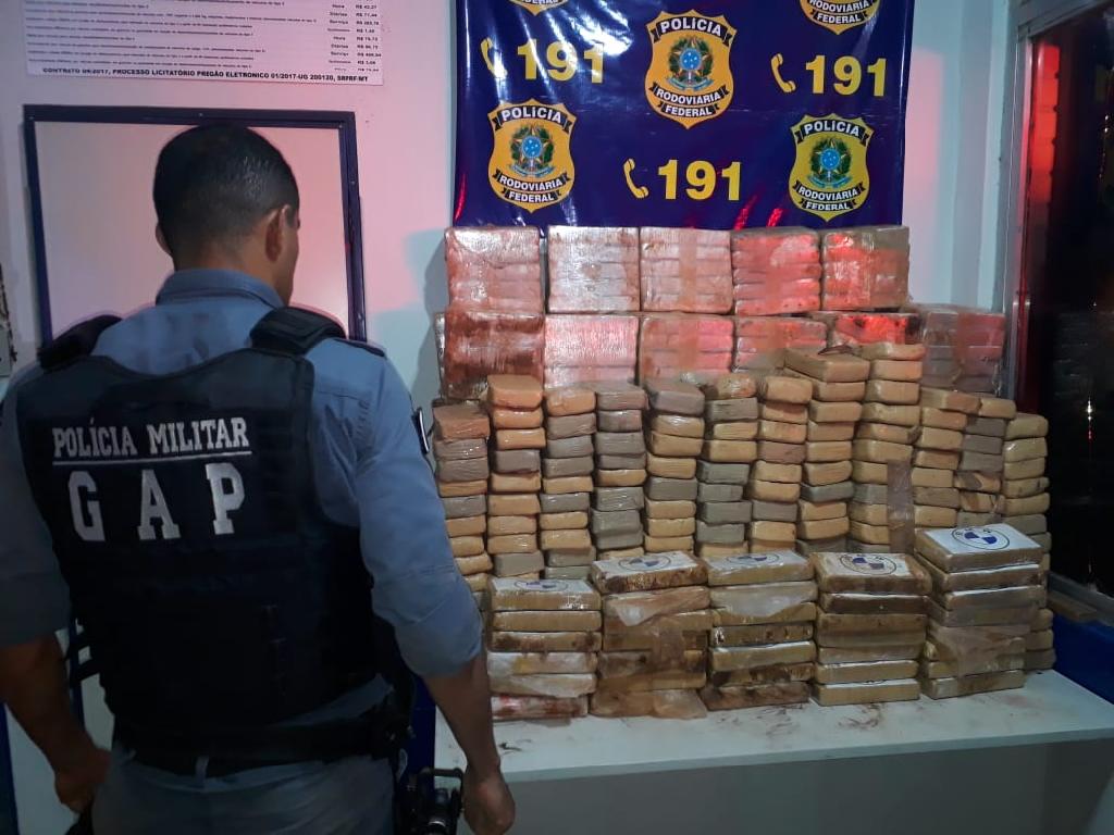 Policiais encontram 480 tabletes de cocaína em carga de milho