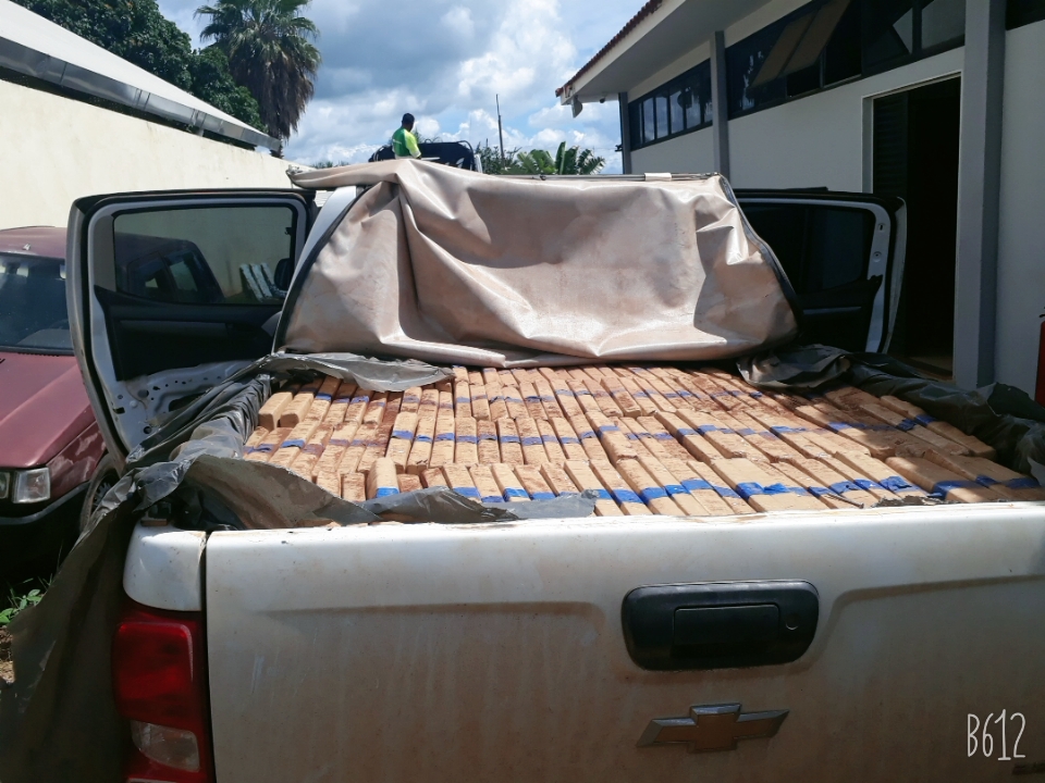 Policiais encontram 1,3 tonelada de maconha em Camionete 