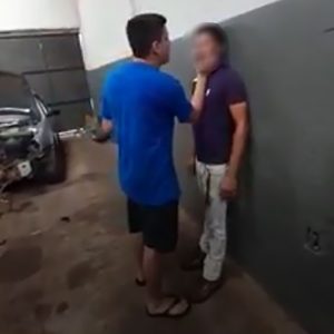 Cobrador espanca trabalhador enquanto bebe cerveja e amigo filma agressões