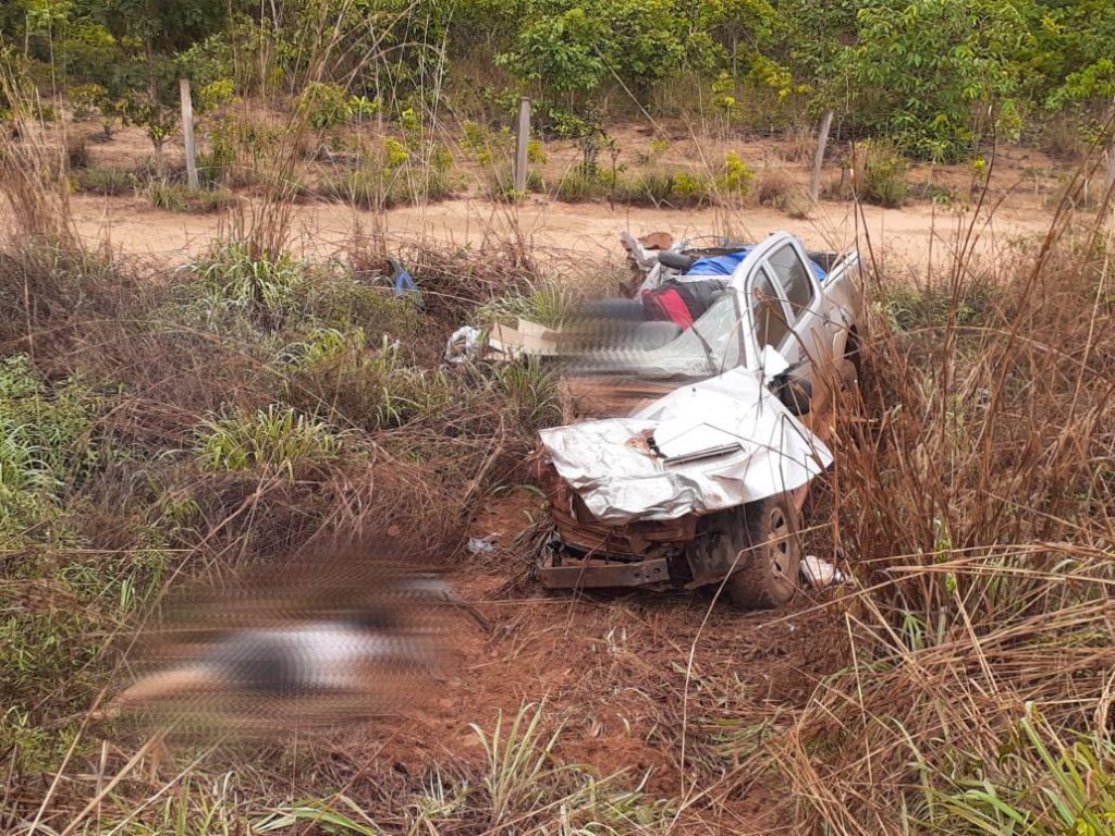 Pai e filha morrem em gravíssimo acidente entre carreta e caminhonete