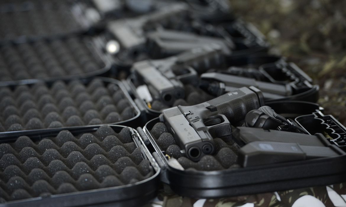 Governo zera imposto para importação de revólveres e pistola