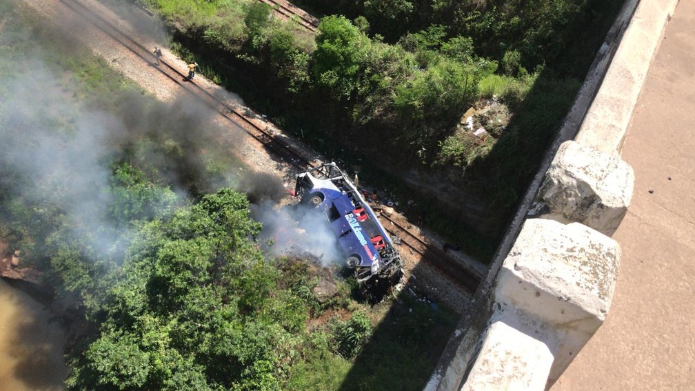 Ônibus acaba de cair de viaduto e bombeiros confirmam mortes