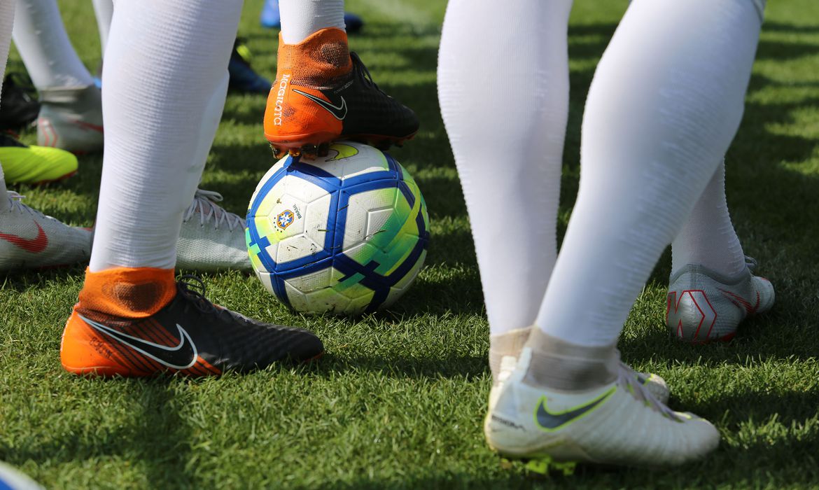 Futebol: Câmara aprova suspensão de dívidas de clubes ao Profut
