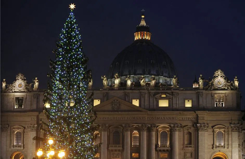 Veja como está a iluminação da Praça de São Pedro para o Natal
