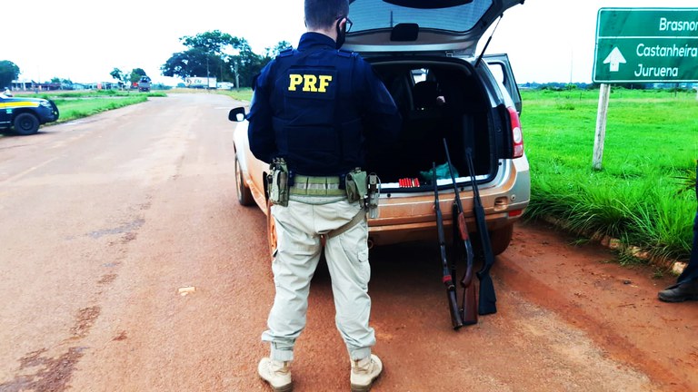 PRF prende motorista que transportava armas sem autorização