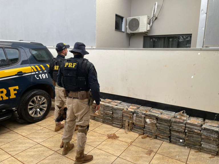 PRF prende carreta com mais de 400 kg de Cloridrato de Cocaína