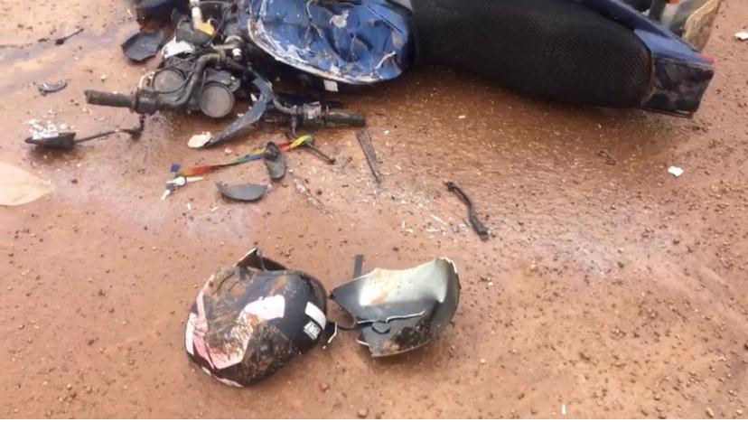 Acidente entre moto e caminhão deixa 2 pessoas gravemente feridas 17