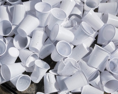 Projeto de lei visa proibir uso de copos descartáveis em eventos