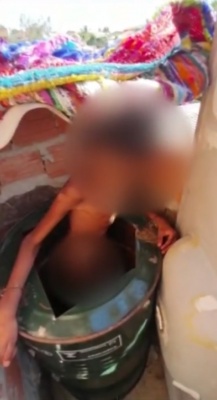 Polícia resgata menino de 11 anos torturada vivendo em barril