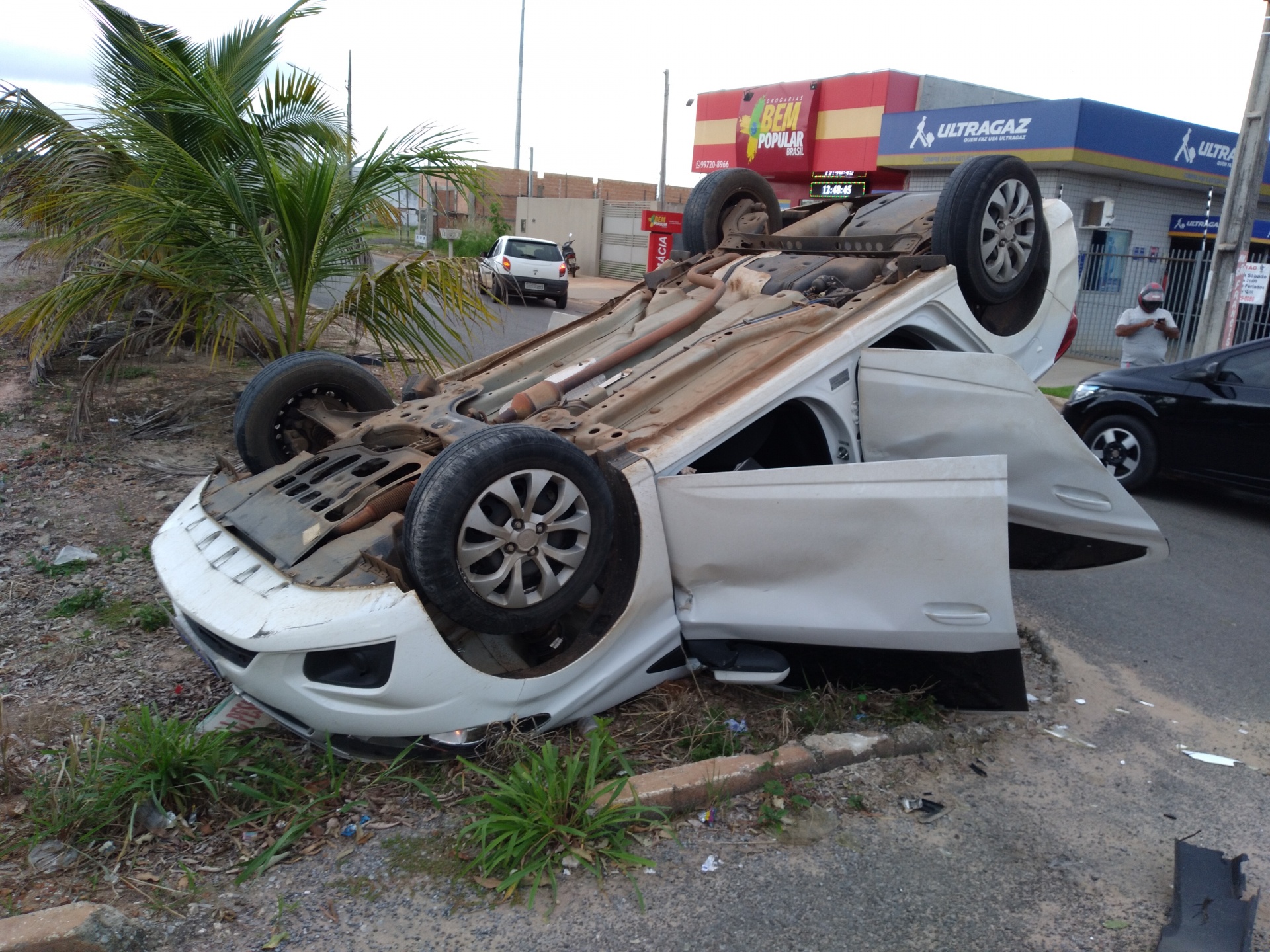 Após colisão, carro tomba em avenida de Sinop 4