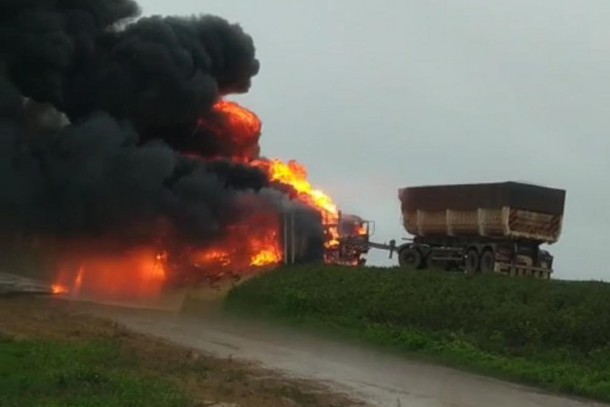 BR-163: Caminhão tanque fica em chamas após acidente