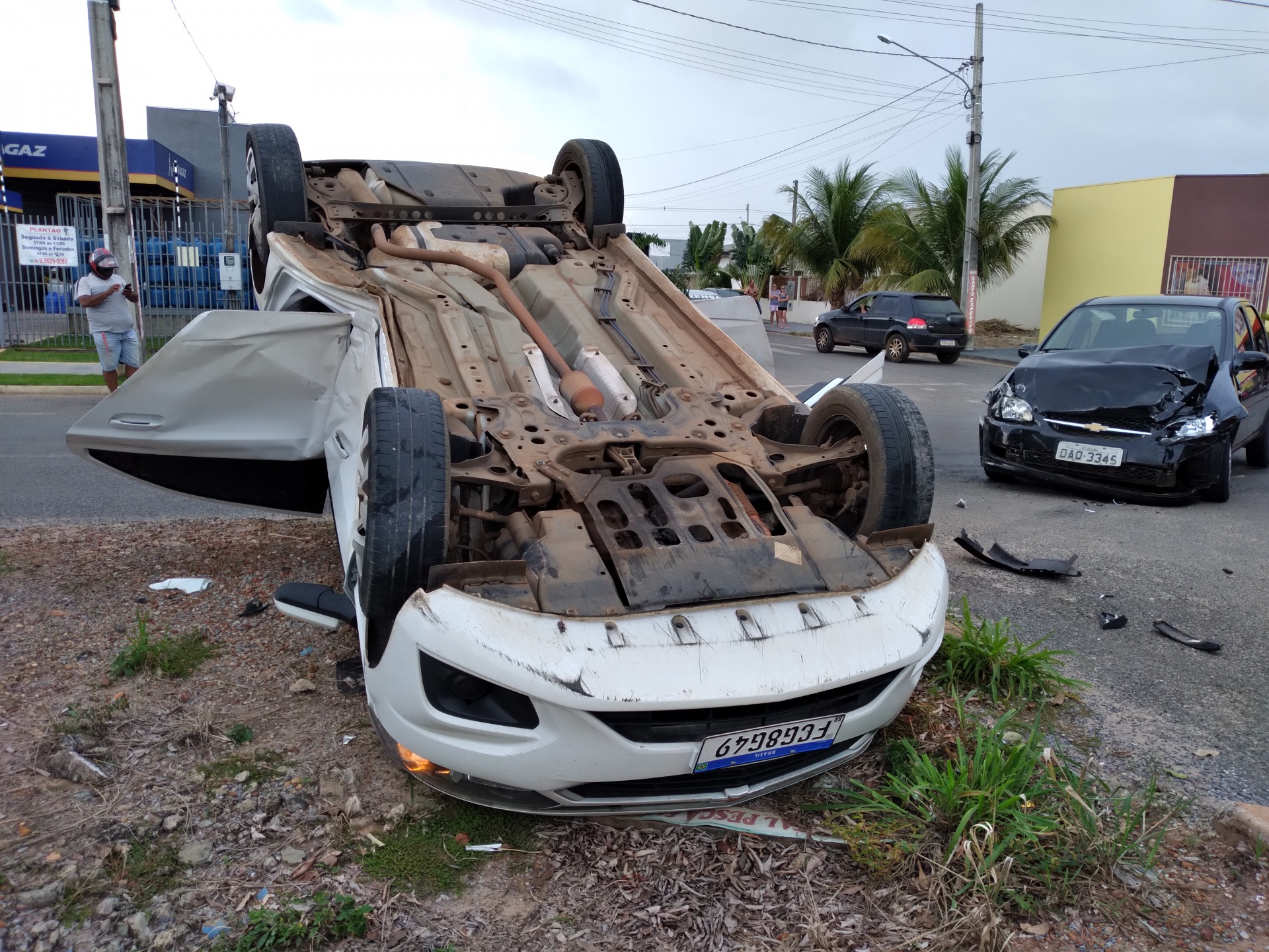 Após colisão, carro tomba em avenida de Sinop 1