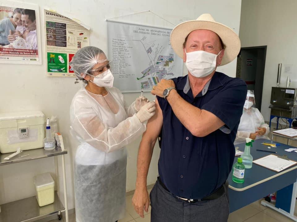 Prefeito Roberto Dorner é vacinado contra a Covid-19