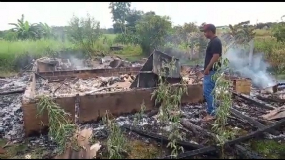 Irmãos morrem carbonizados após incêndio em residência