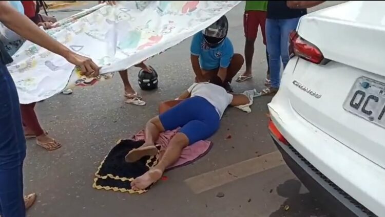 Mulher cai em frente a hospital e fica 40 min no chão sem ser atendida