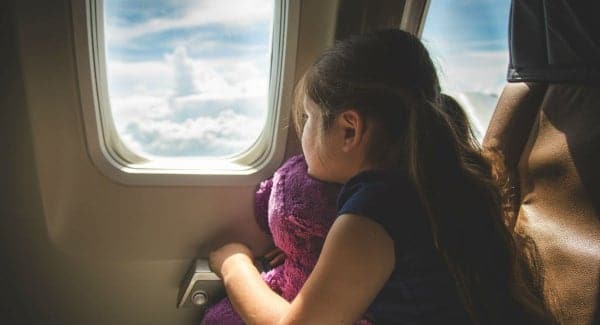 Criança passando mal no avião
