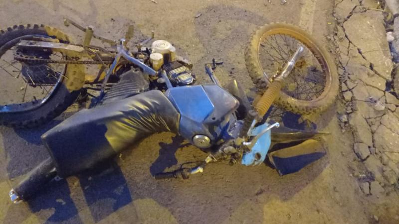 Menino de 12 anos sofre fraturas graves, após pilotar moto e colidir com caminhão da Prefeitura 6