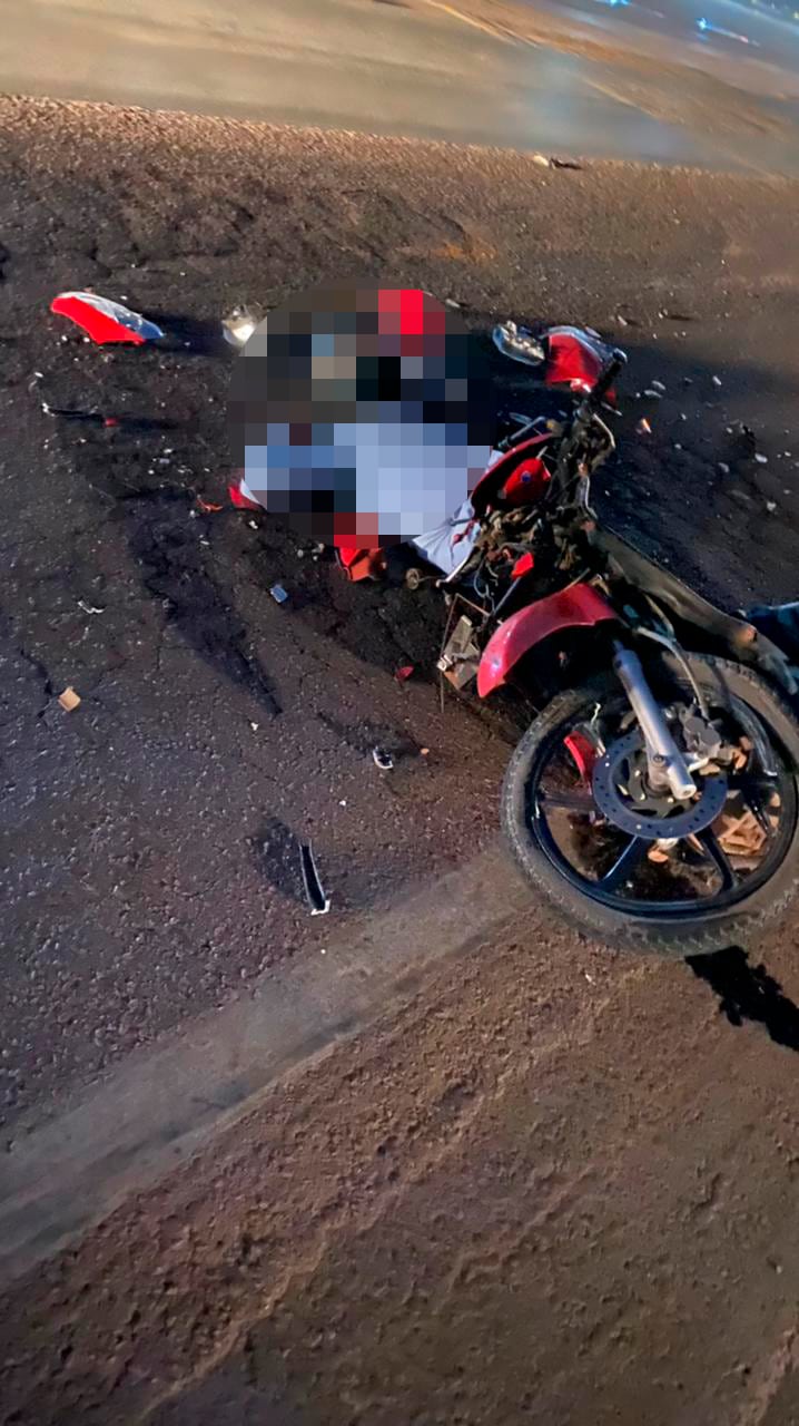 TRAGÉDIA: Motociclista morre esmagado por carreta; veja imagens 4