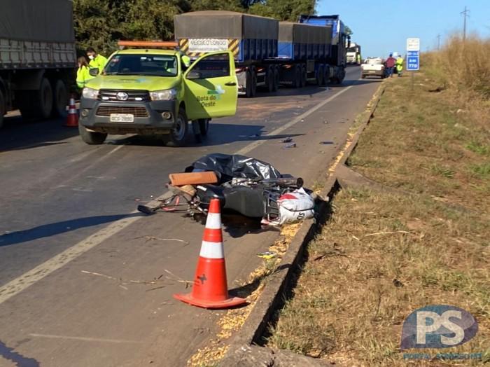 Gravíssimo acidente entre moto e carreta deixa casal morto na BR-163 5