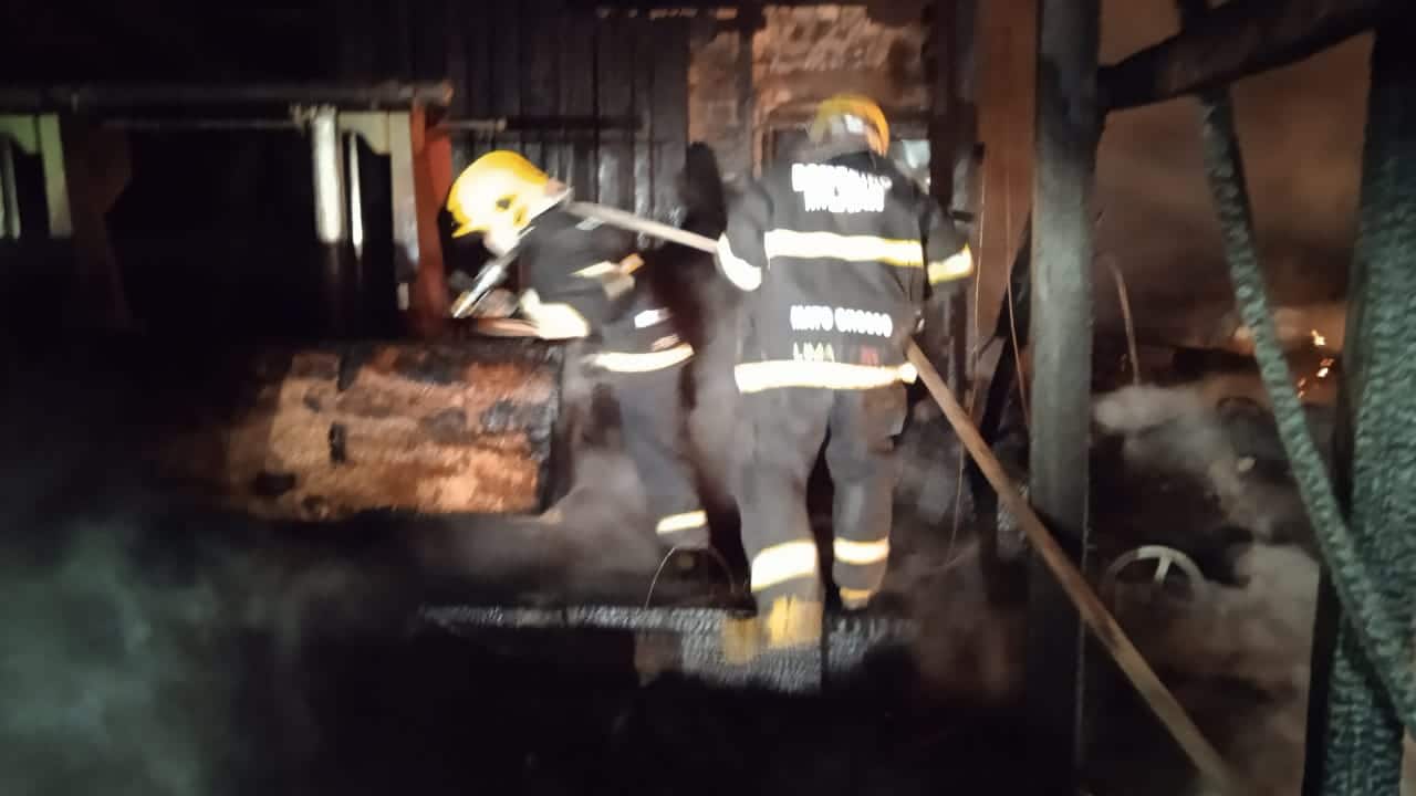 PÂNICO: Fogo destrói madeireira em Sinop 3