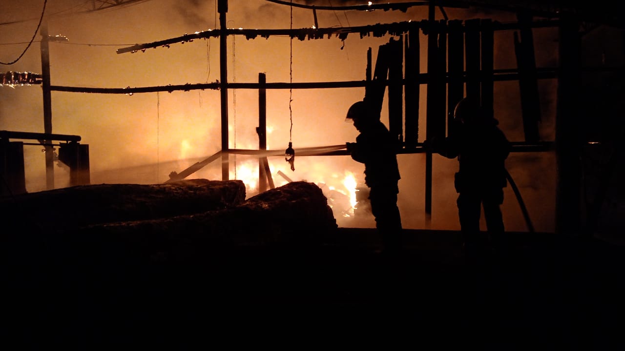PÂNICO: Fogo destrói madeireira em Sinop 1