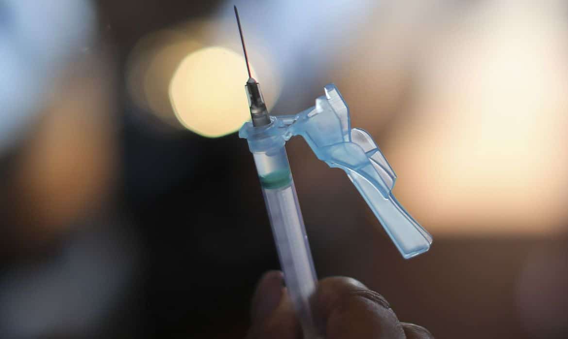 Presidente da Anvisa diz que algumas vacinas necessitarão de 3° dose