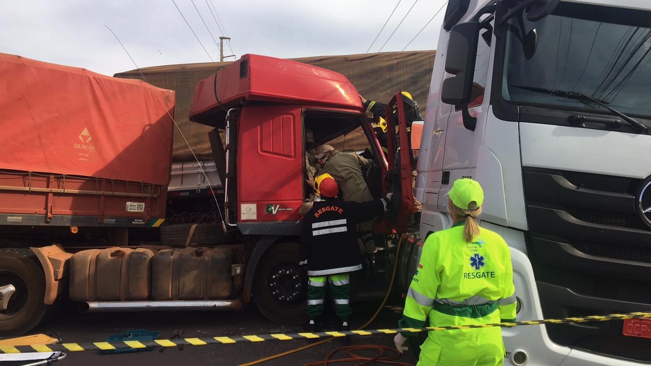 Colisão entre carretas deixa motorista ferido na BR-163 em Sinop