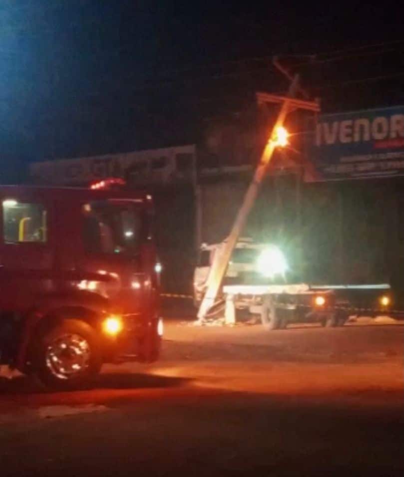 SINOP: Caminhão bate em poste e deixa bairro sem energia elétrica