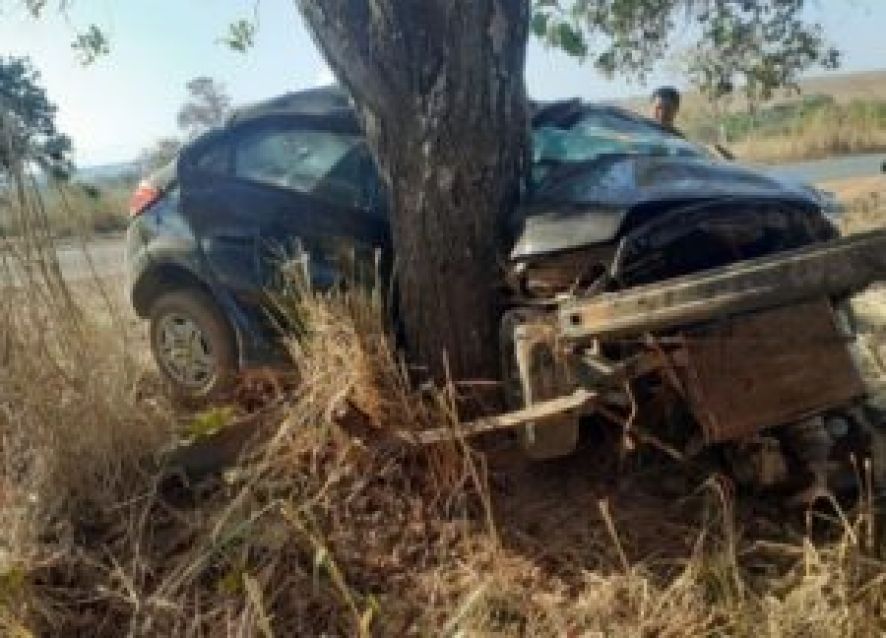 TRAGÉDIA: Jovem de 25 anos morre ao colidir veículo em árvore 2