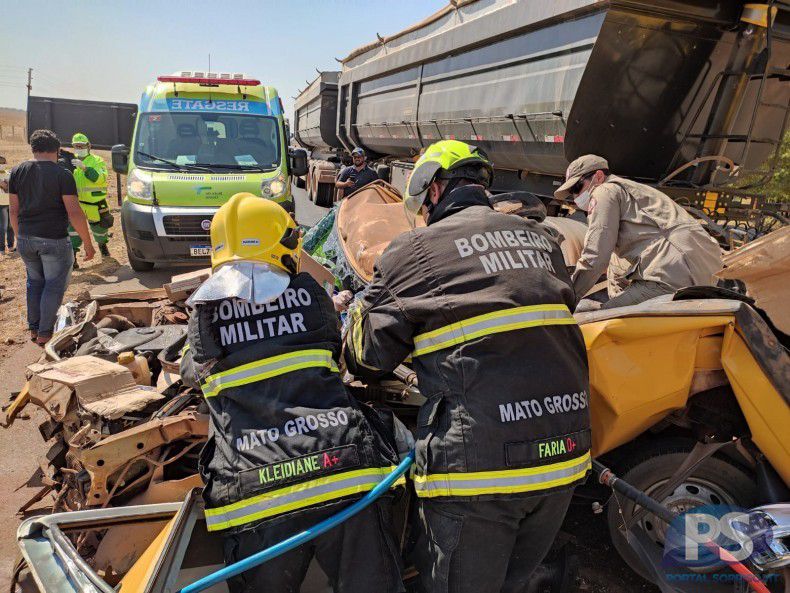 BR 163: Acidente grave entre carros e carretas deixa homem preso a ferragens