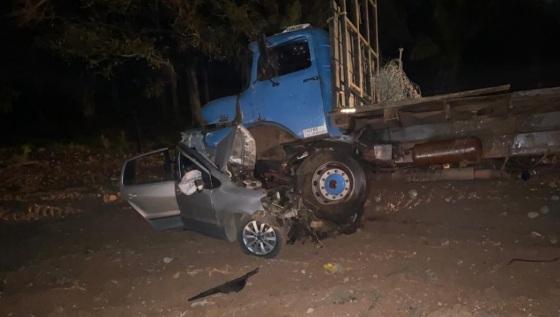 TRAGÉDIA: Caminhão esmaga carro e deixa mortos em MT