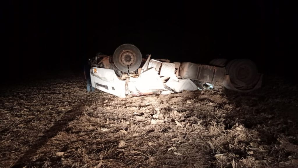 TRAGÉDIA: Tombamento de caminhão deixa mortos em fazenda 2