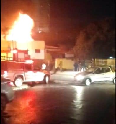 PERIGO: Incêndio consome loja ao lado de posto de gasolina
