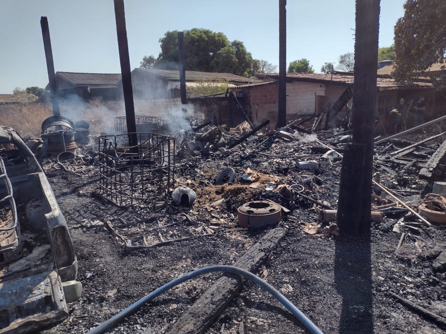 TRAGÉDIA: Oficina pega fogo e pessoas morrem em MT