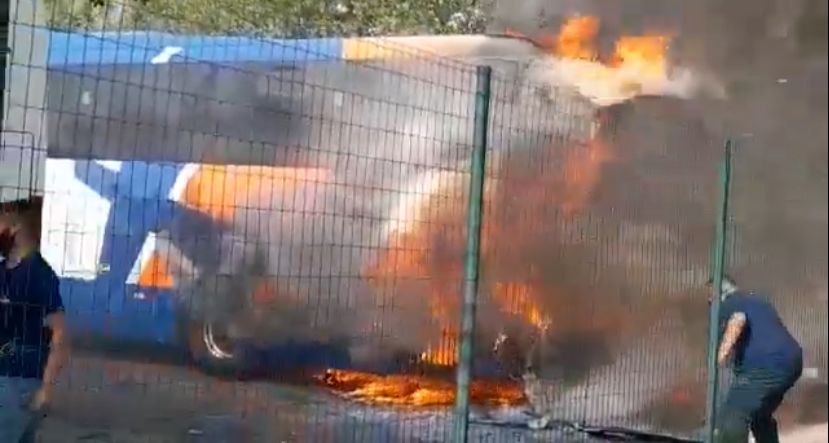 PÂNICO: Ônibus de resort pega fogo e fica completamente destruído em MT