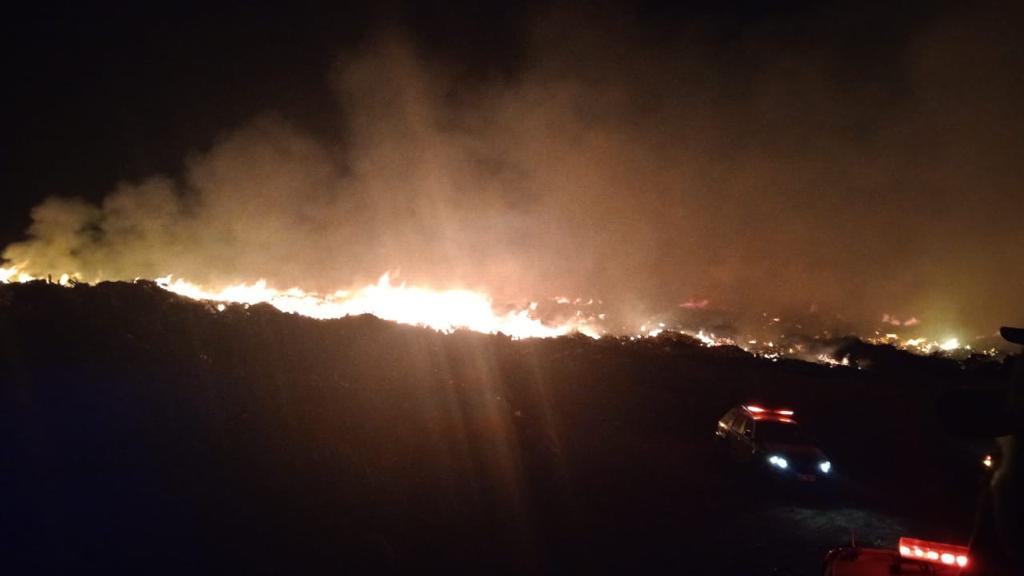 Incêndio no Lixão mobiliza autoridades após horas de trabalho em combate ao fogo 12