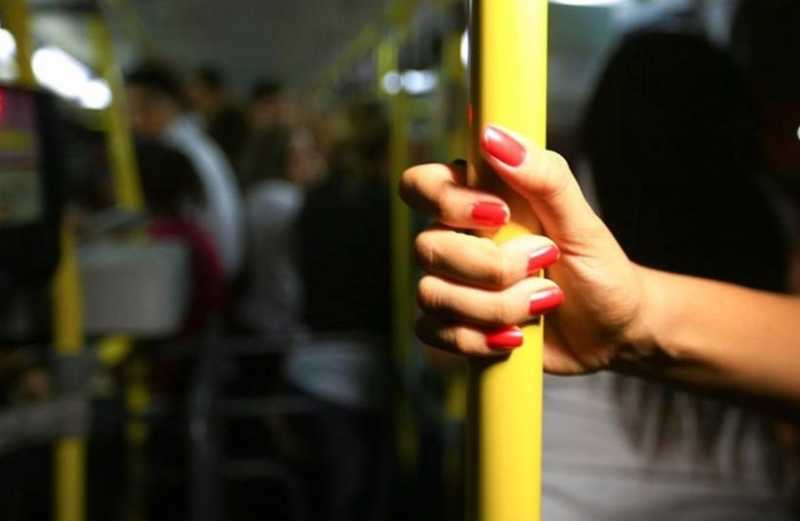 Homem é preso por abusar sexualmente de passageira dentro de ônibus