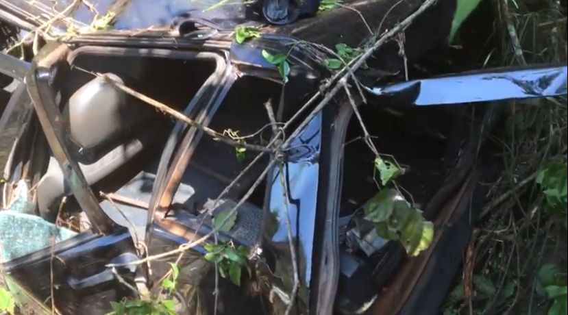 SINOP: Capotamento deixa 3 pessoas feridas e carro destruído 23