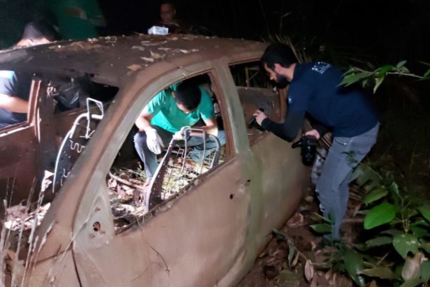 Ossada humana é encontrada em veículo abandonado em mata
